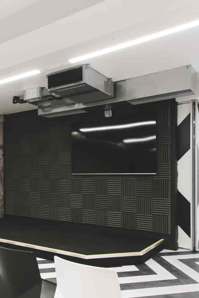 Modern meeting space in Huckletree Ancoats with sleek TV, perfect for corporate events.