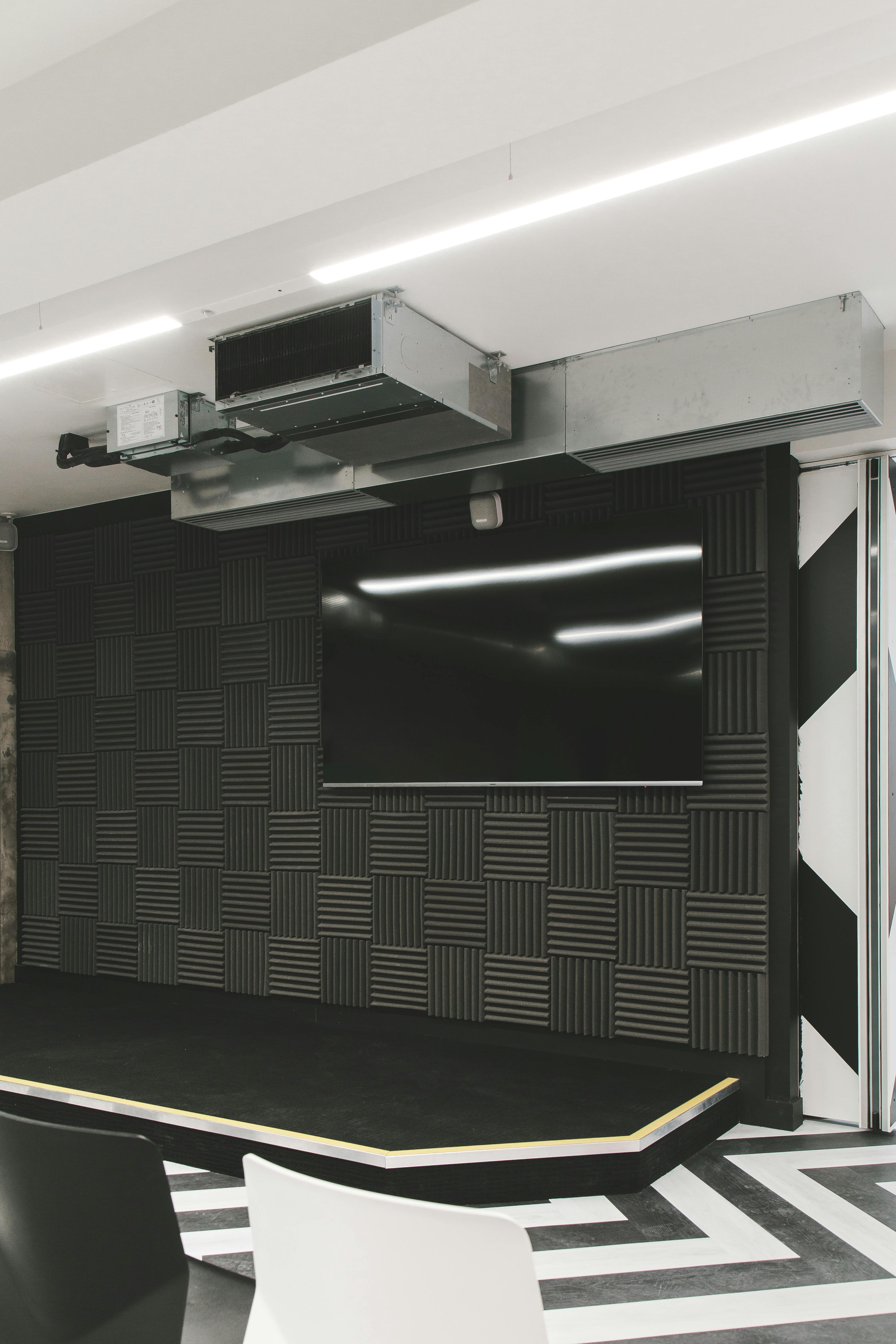 Modern meeting space in Huckletree Ancoats with soundproofing, ideal for presentations.