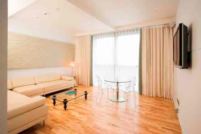 Modern meeting space at Apex City Quay Hotel with glass table, ideal for brainstorming sessions.