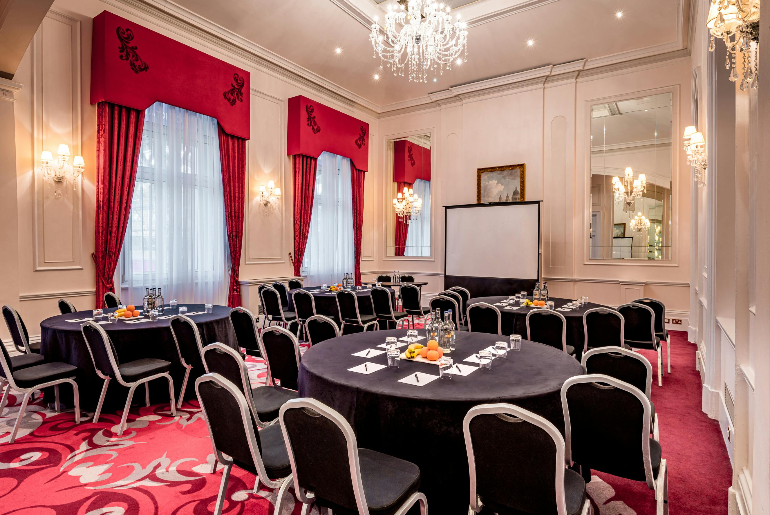 Elegant meeting room with round tables, ideal for corporate events and workshops.