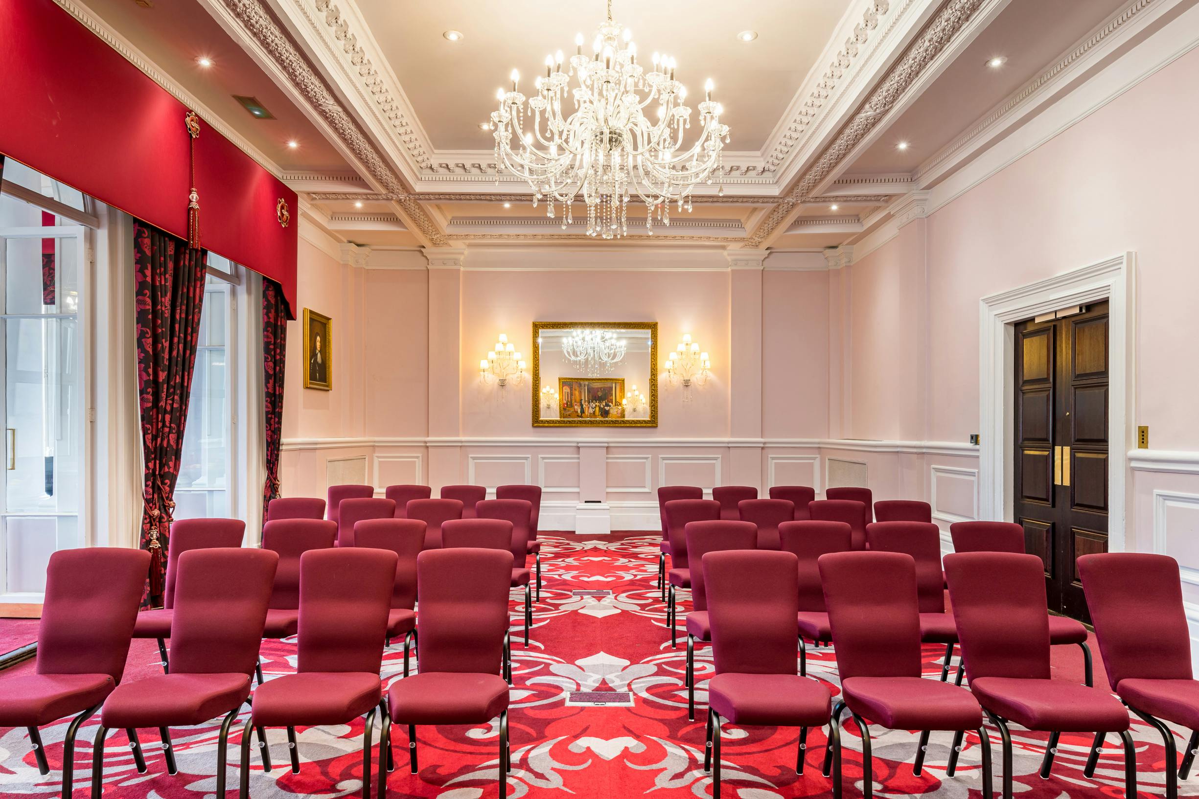 Elegant meeting room with chandelier, ideal for presentations and workshops.