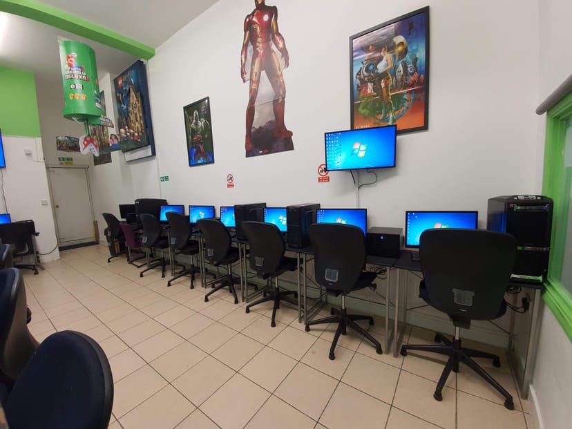 Tech-equipped workspace at Software Academy for hybrid meetings and training sessions.