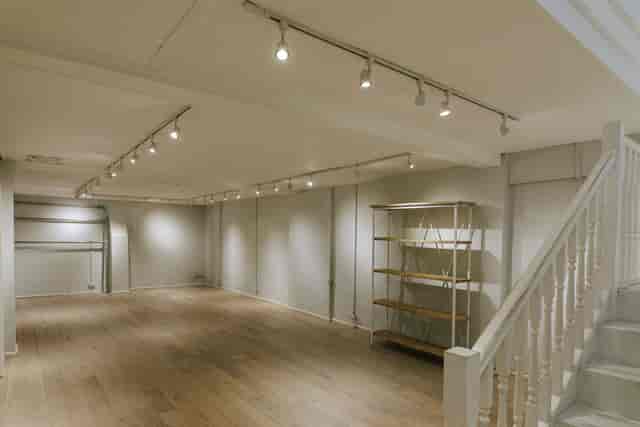 Versatile event space with minimalist design at 725 Fulham Road, ideal for workshops and exhibitions.