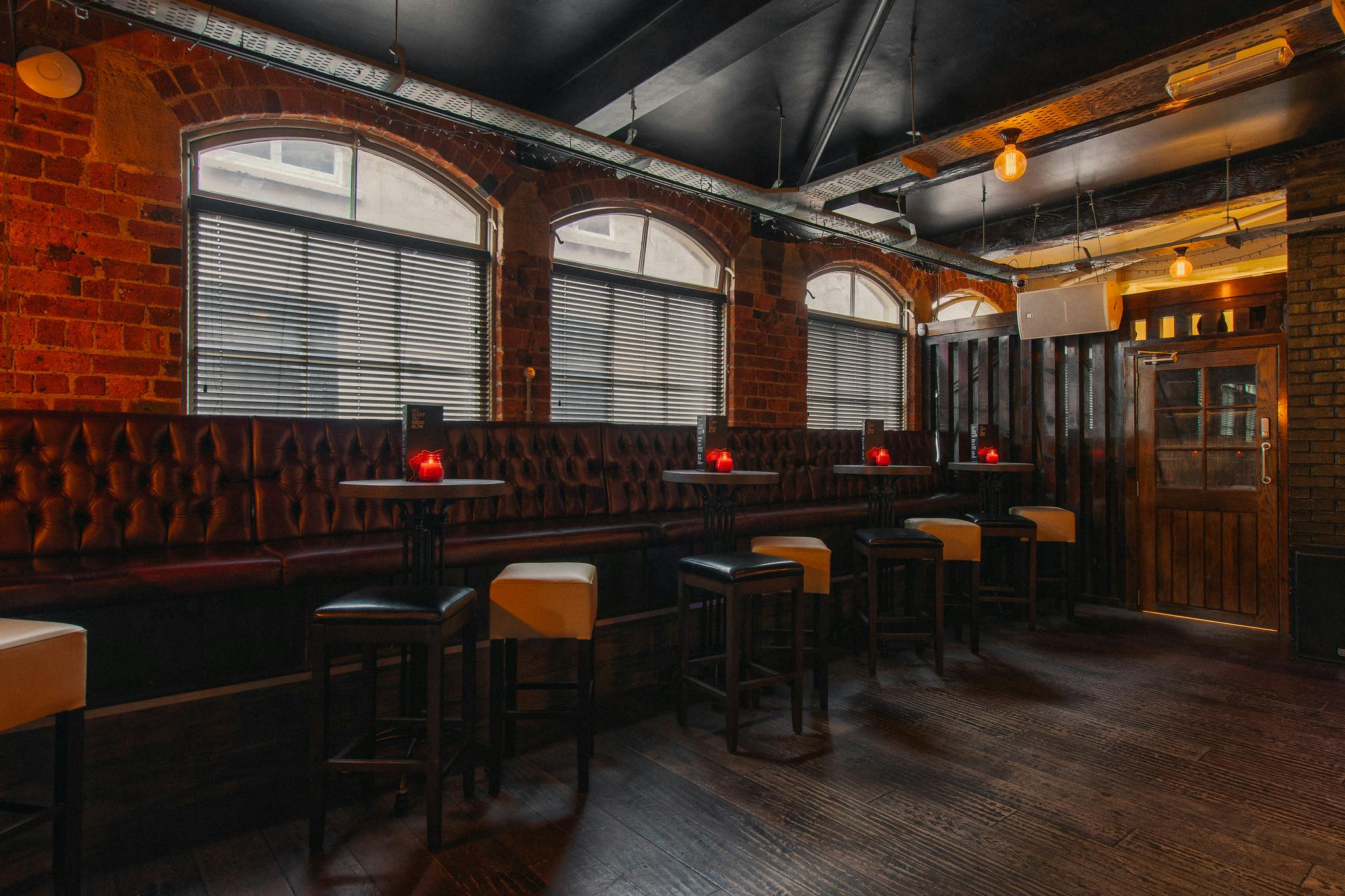 Stylish Brooklyn Heights venue with plush seating for intimate gatherings and networking events.