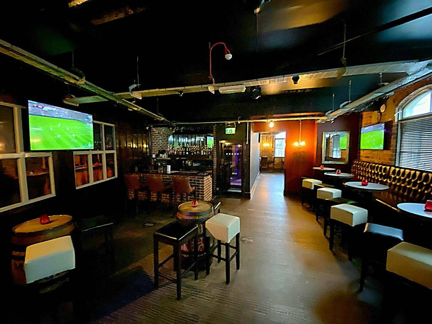 Stylish Brooklyn Heights venue with bar, ideal for casual gatherings and sports events.