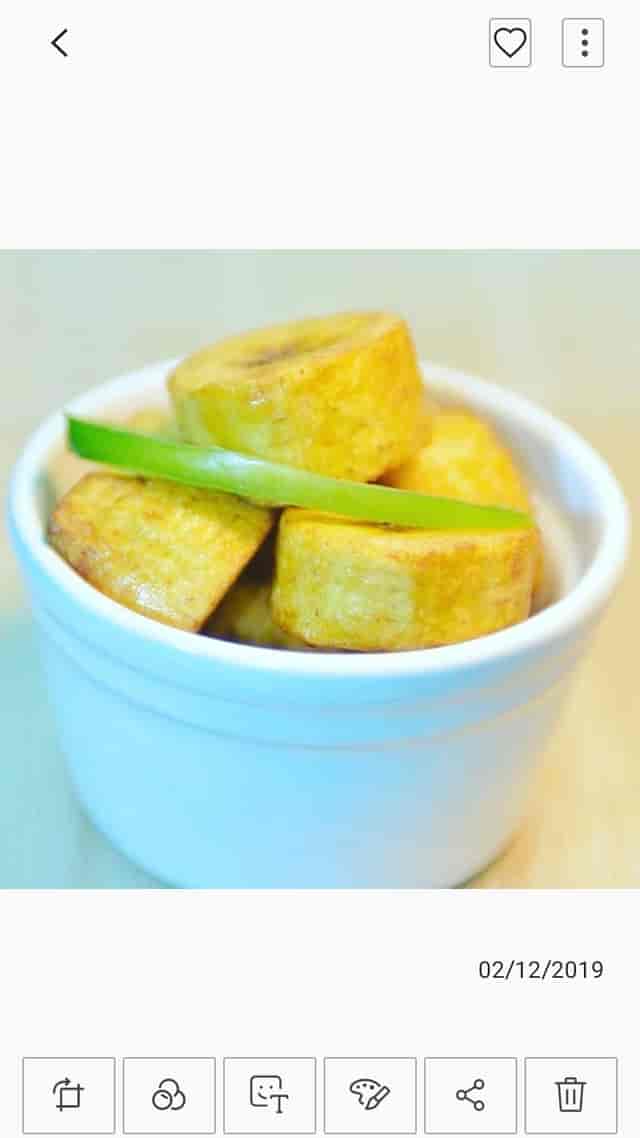 Golden-brown fried plantains with green pepper, ideal for networking events and gatherings.