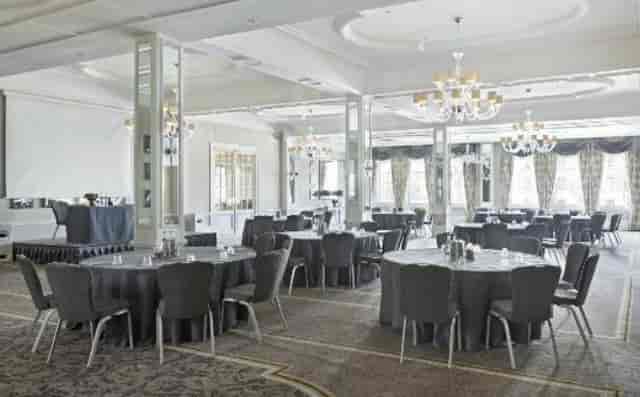 Ballroom at Richmond Hill Hotel with elegant round tables for corporate events and gatherings.