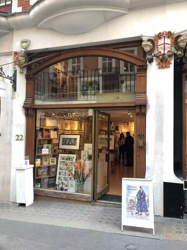 Charming exhibition space with large windows for creative workshops and networking events.