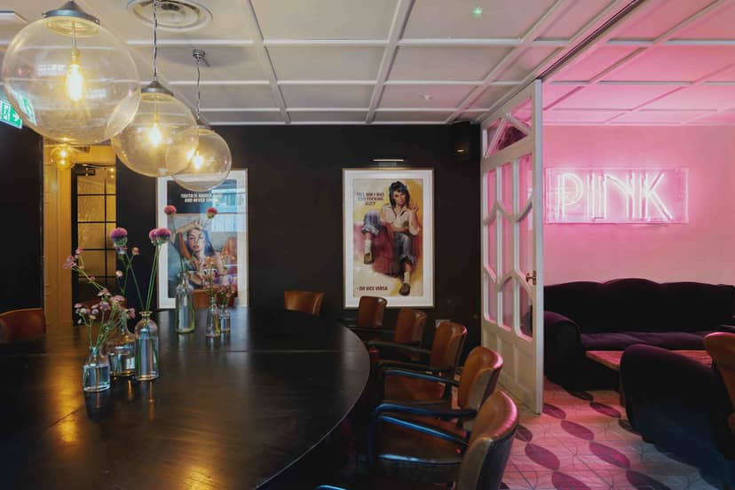 Stylish meeting space with round table, ideal for corporate events and brainstorming sessions.