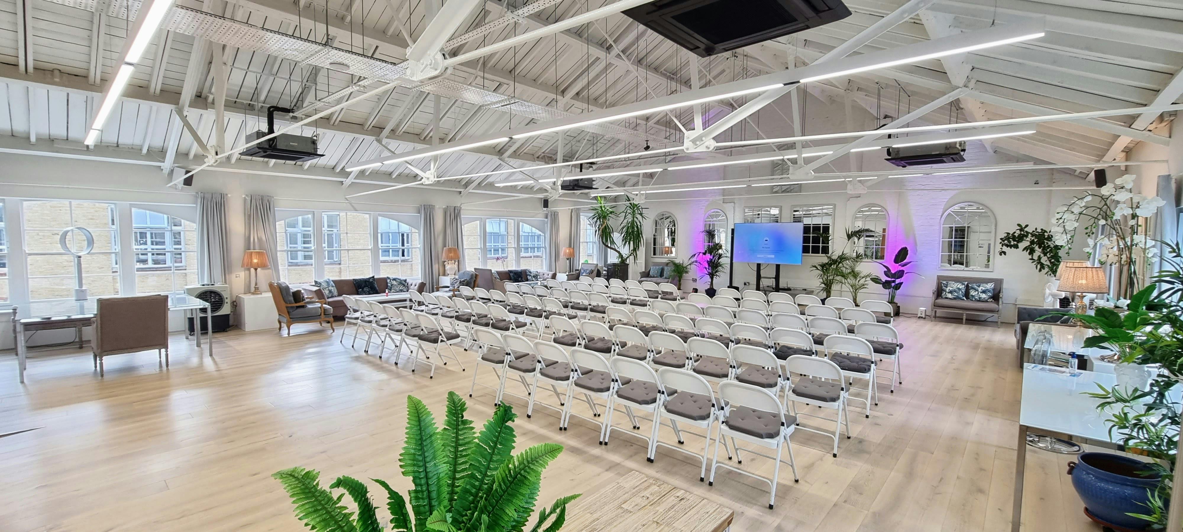 Event space with modern decor, natural light, ideal for presentations and workshops.