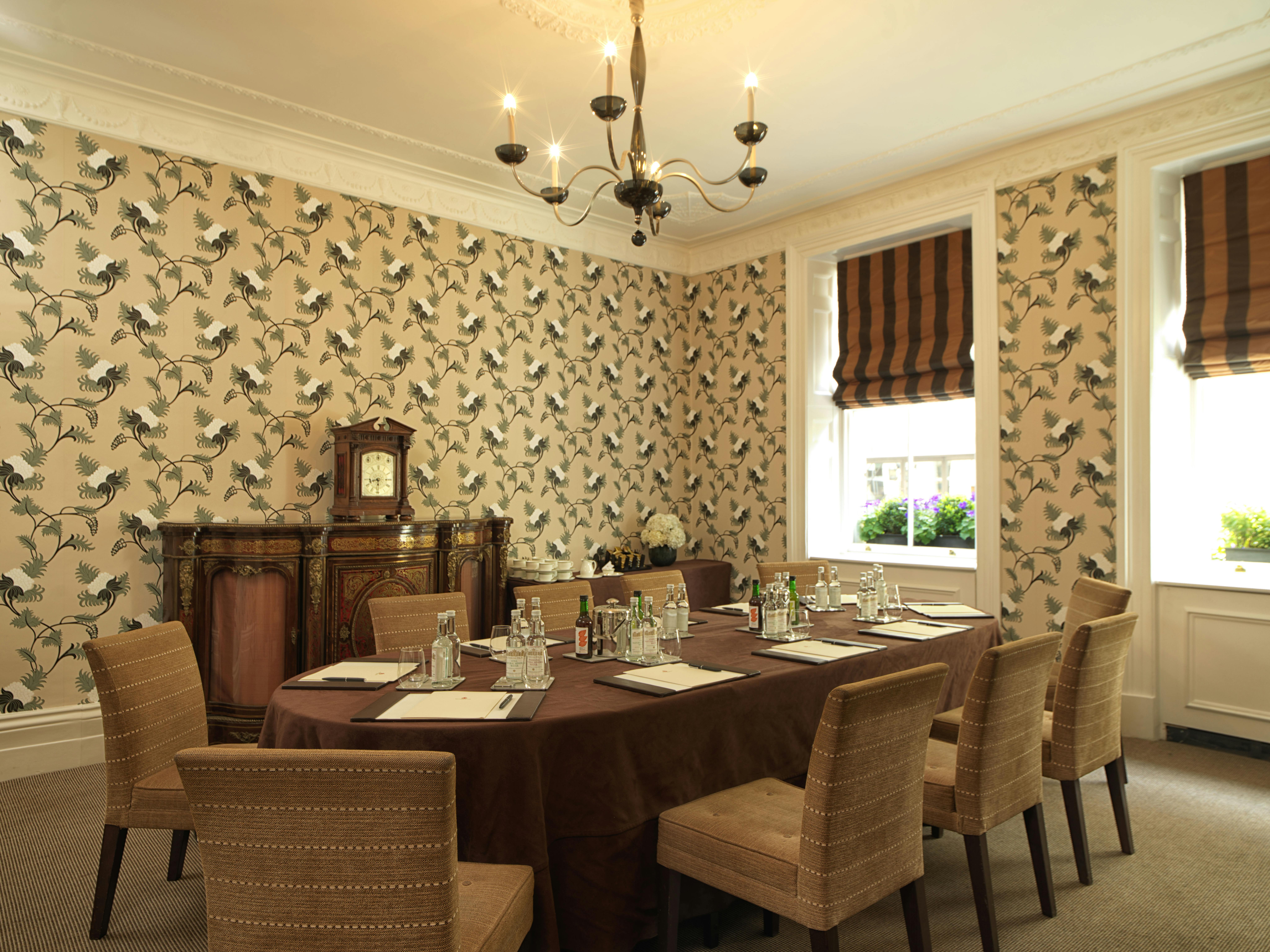 Lord Byron in a sophisticated meeting room with round table, ideal for corporate events.