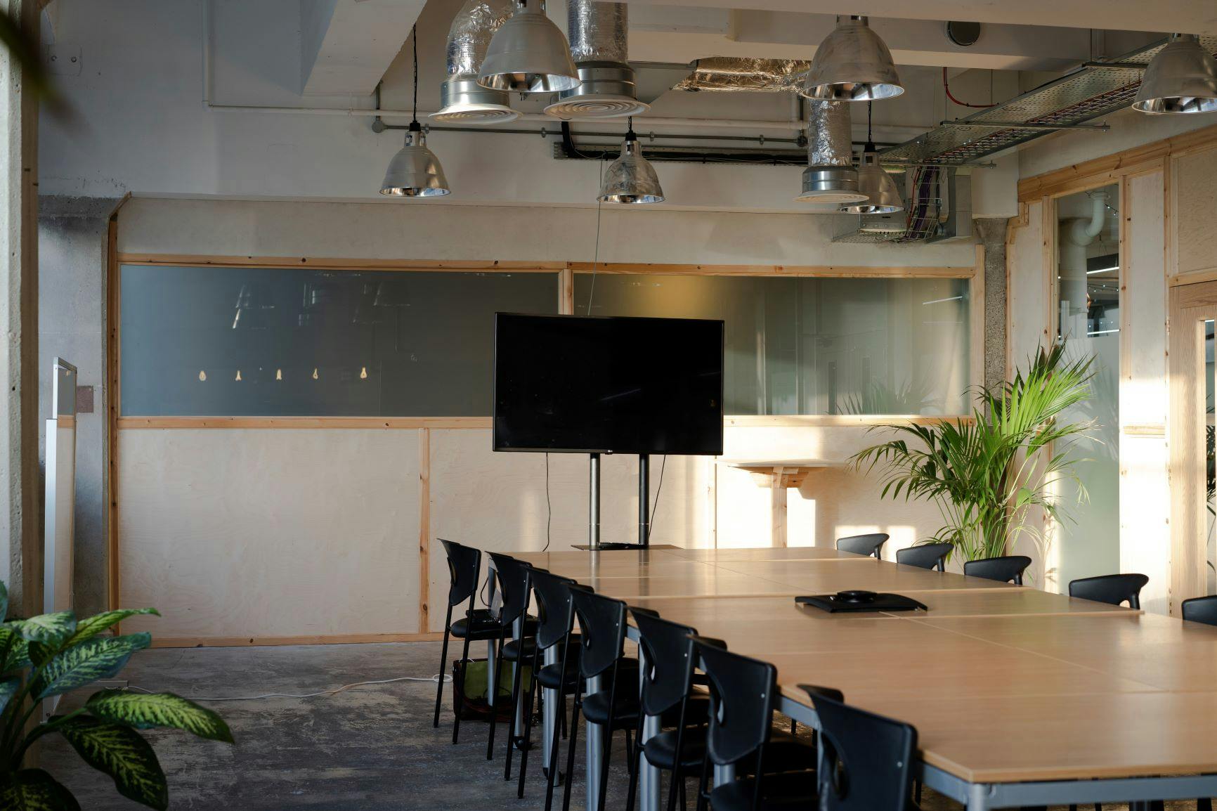 Modern collaboration space with wooden table, ideal for team meetings and brainstorming.