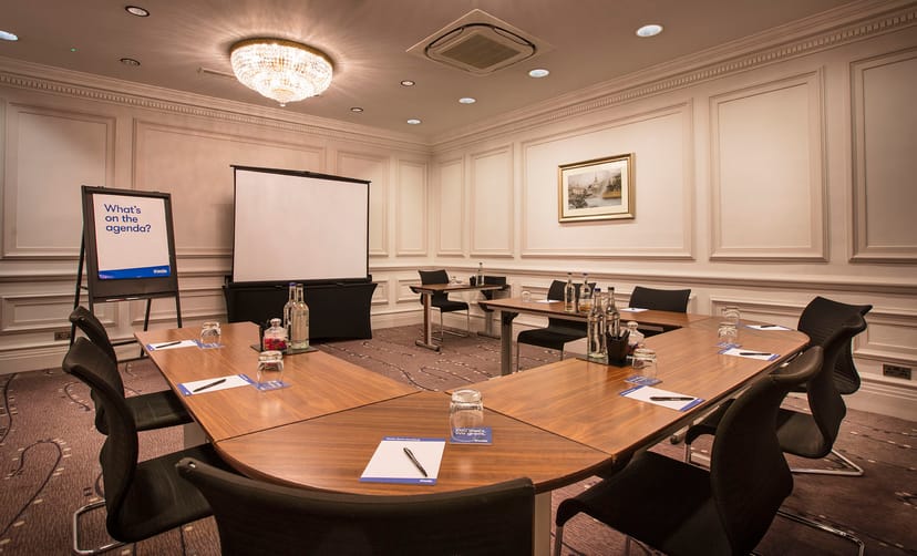 Esmond meeting room with U-shaped table, ideal for professional gatherings and presentations.