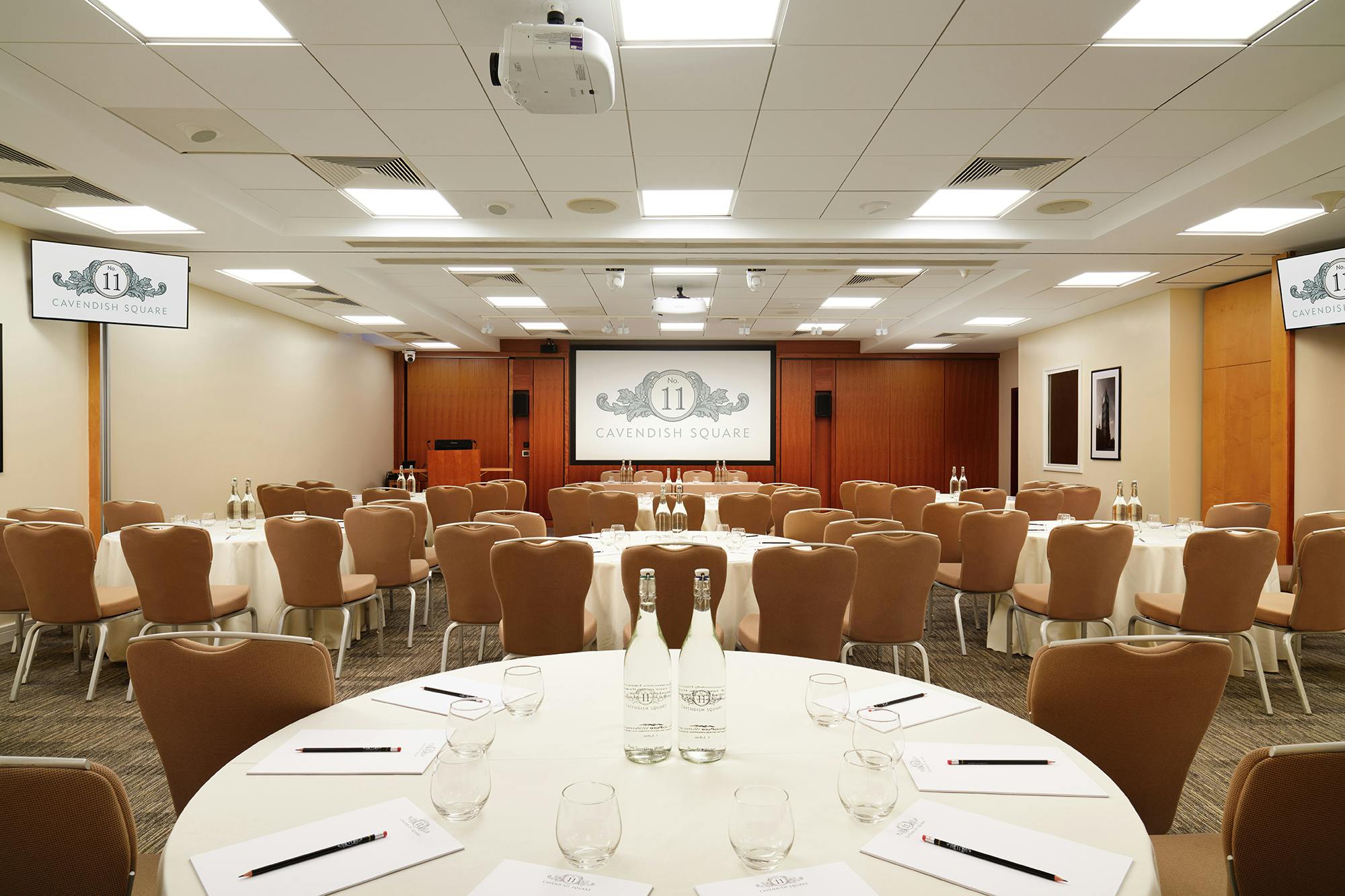 Maynard Theatre meeting space with round tables, ideal for professional events and workshops.
