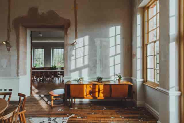 Charming rustic event space with vintage decor, ideal for intimate gatherings and workshops.