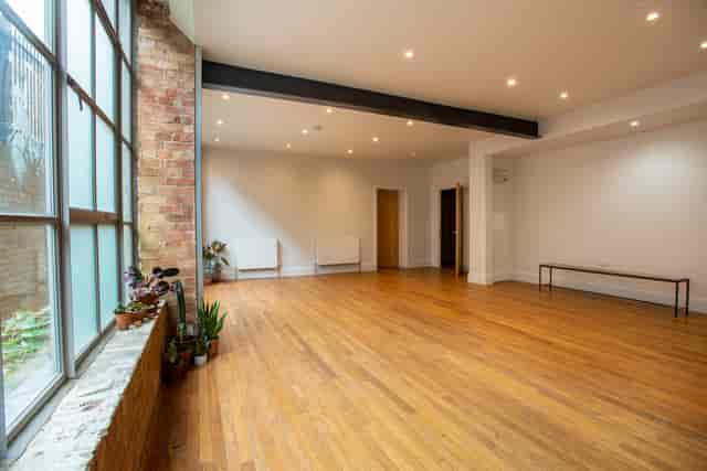 Versatile event space with natural light, ideal for workshops and gatherings.