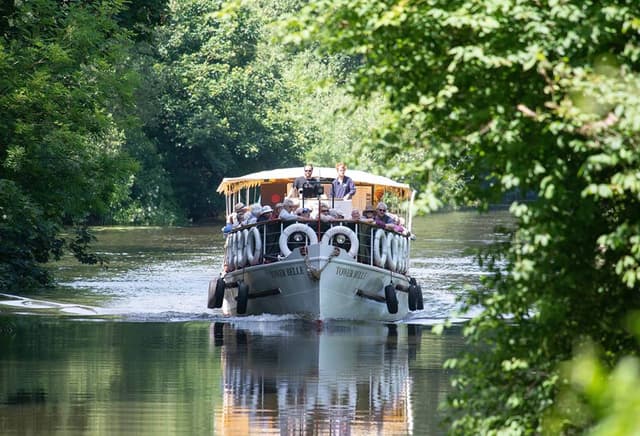 Beeses Riverside Bar