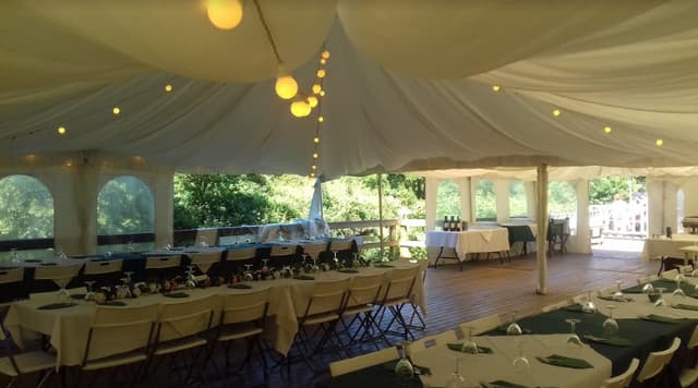 Beeses Riverside Bar