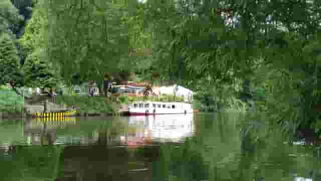 Beeses Riverside Bar