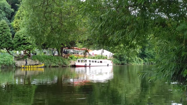 Beeses Riverside Bar