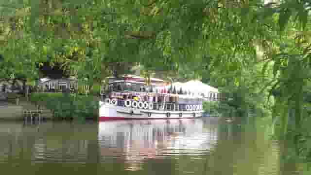 Beeses Riverside Bar