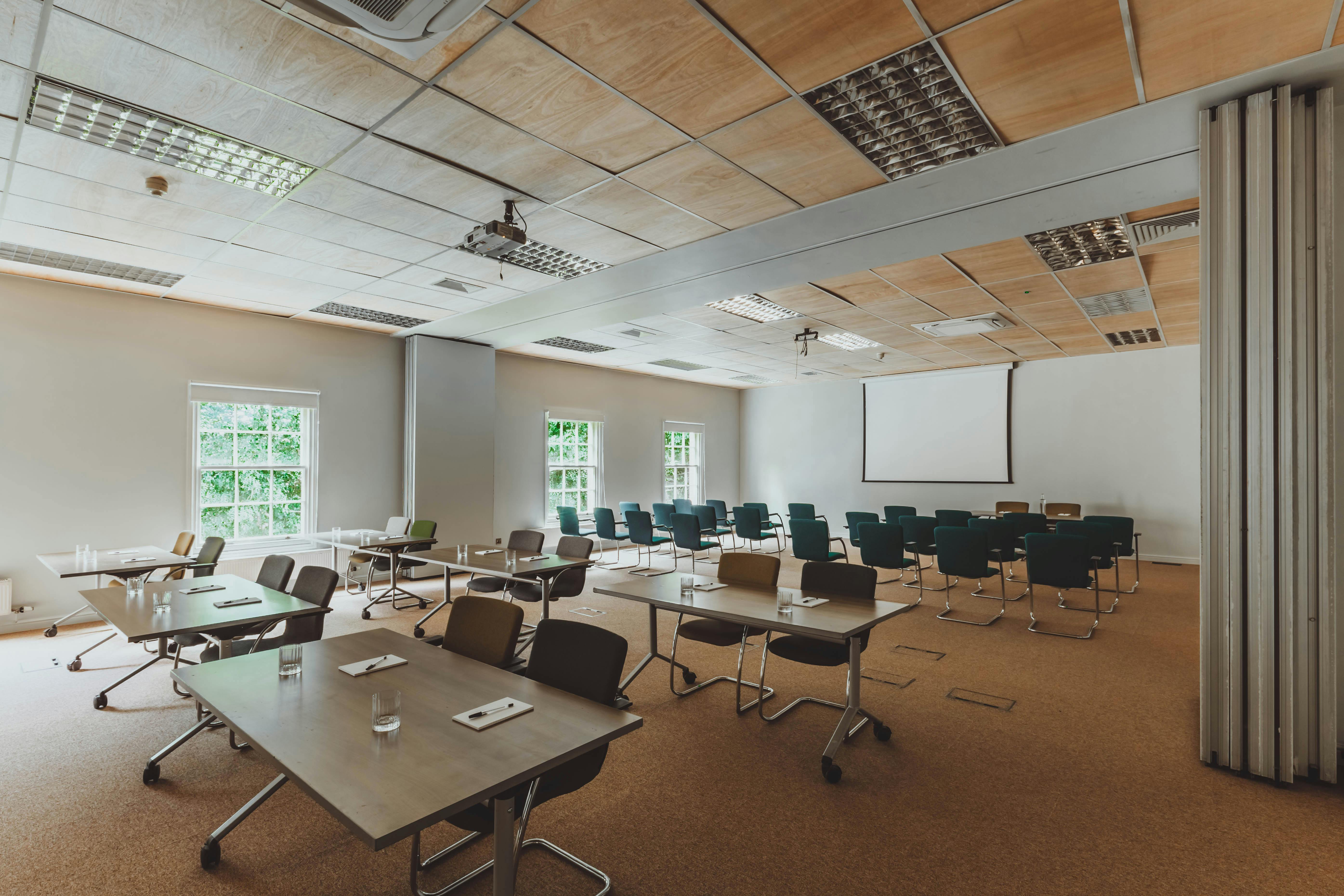 Versatile meeting space with movable furniture, ideal for workshops and presentations.