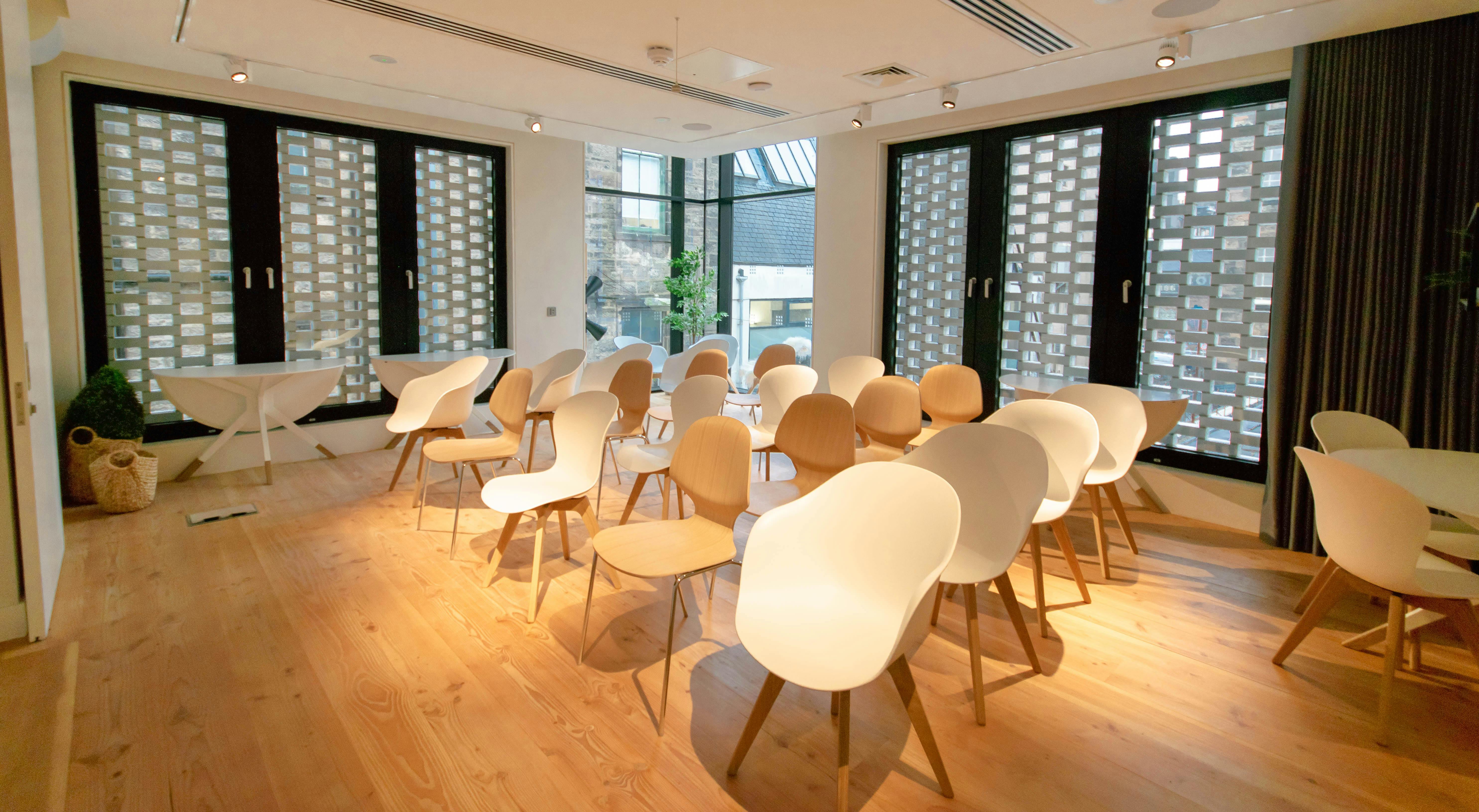 Modern meeting space with circular chairs, ideal for workshops and discussions.