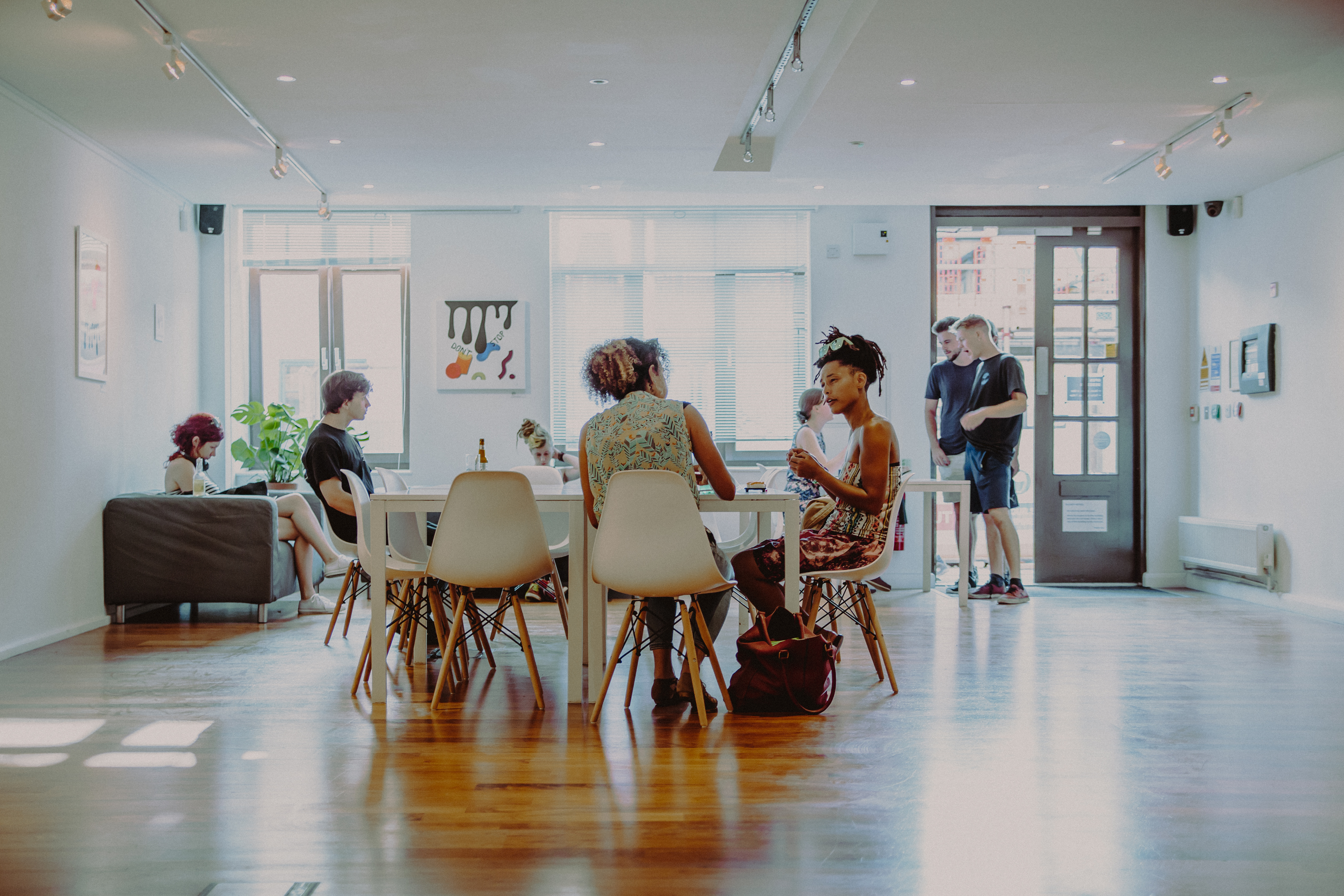 Modern reception area with natural light, ideal for workshops and brainstorming sessions. - Banner