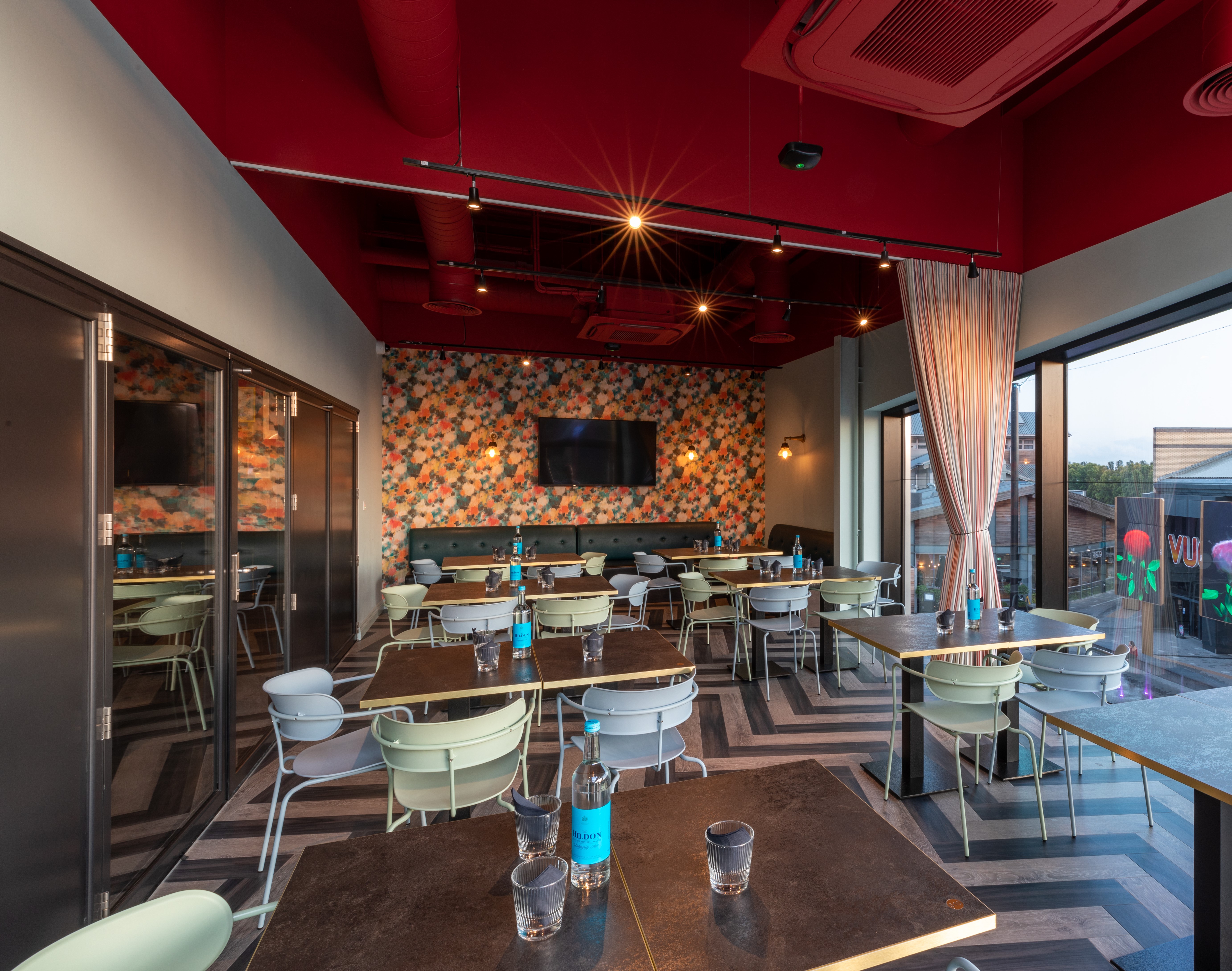 Sapphire Private Room at Puttshack Lakeside, modern event space for gatherings and meetings. - Banner