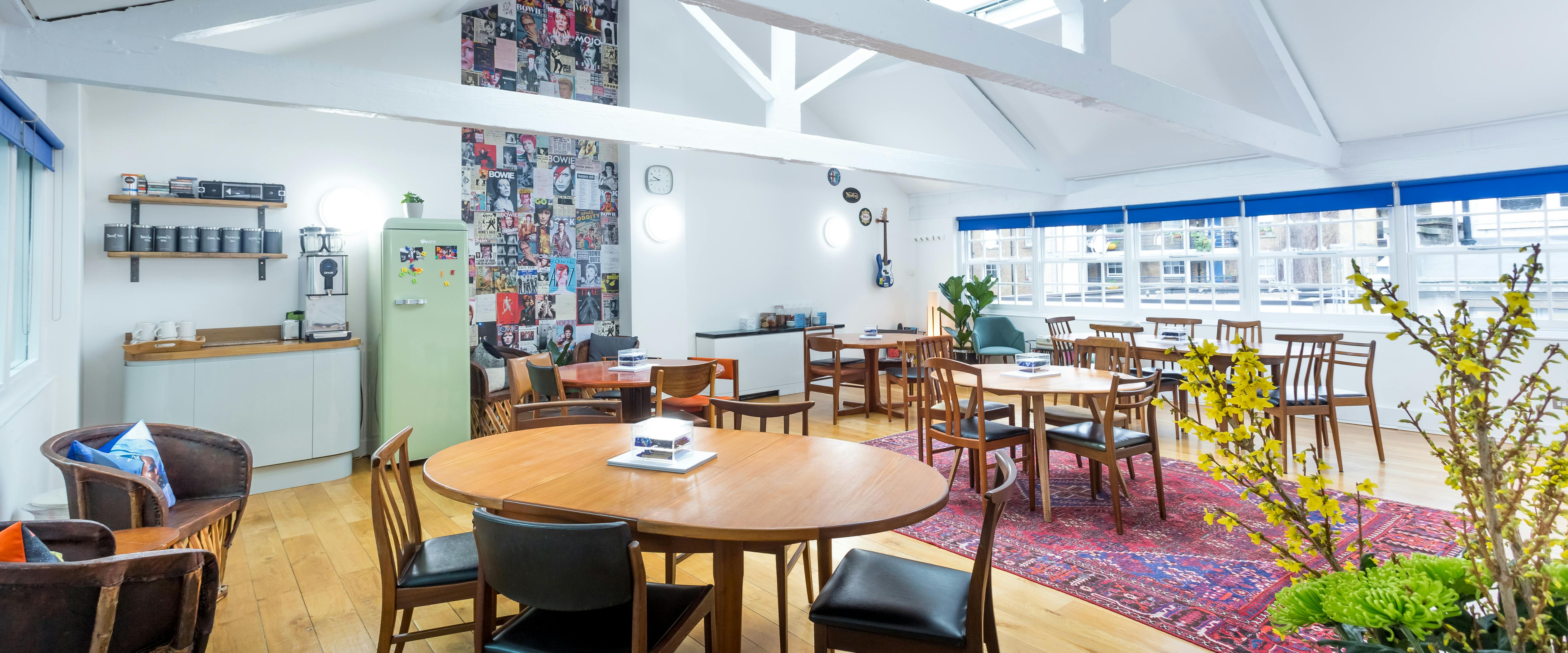 Bright meeting space with wooden tables, ideal for workshops and gatherings.