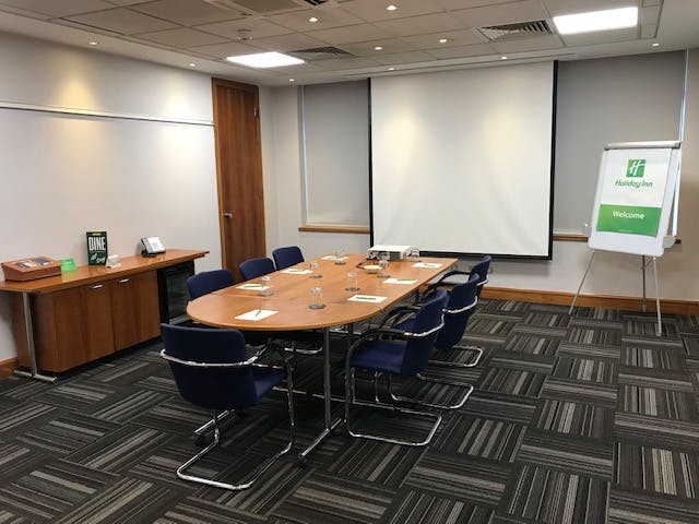 Disraeli meeting room at Holiday Inn High Wycombe, ideal for professional workshops.