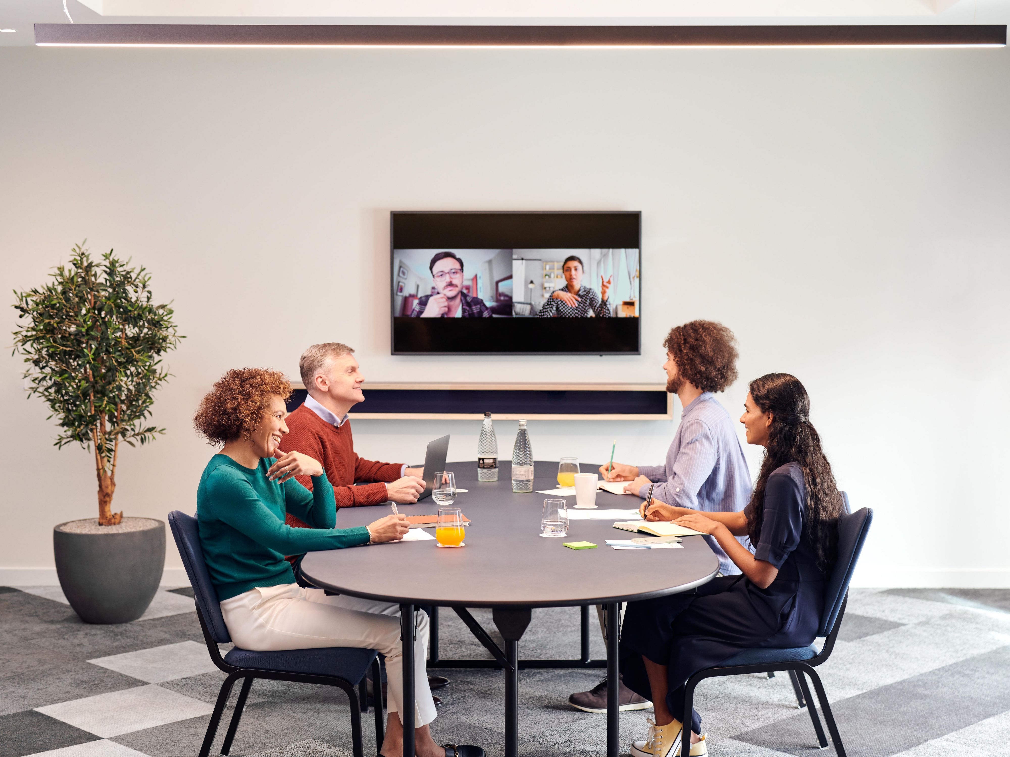 Modern hybrid meeting setup at Holiday Inn Heathrow for collaborative sessions. - Banner