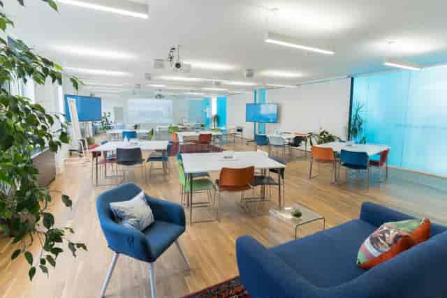 Apollo & Soyuz meeting space with natural light, ideal for workshops and brainstorming.