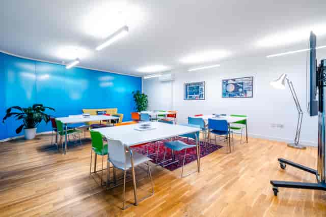 Modern meeting space with blue accent wall, ideal for workshops and brainstorming sessions.