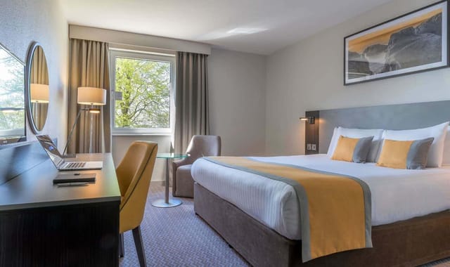 Island Suite at Maldron Hotel: modern room with desk, ideal for business events and conferences.