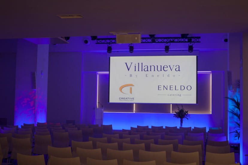 Meeting space with large screen, organized seating for professional conferences in ESPACIO VILLANUEVA.