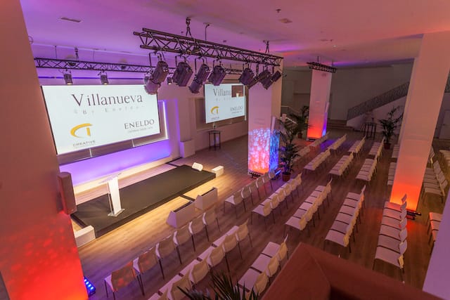 Meeting space with rows of chairs for a conference presentation in ESPACIO VILLANUEVA.