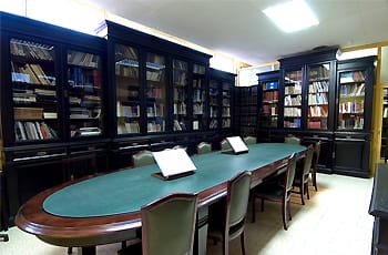 Sophisticated meeting space with oval table, ideal for workshops and strategic planning.