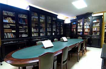 Elegant meeting space with oval table, ideal for executive retreats and brainstorming sessions.