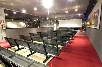Modern meeting space with tiered seating for corporate events and workshops.