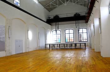 Spacious meeting space with high ceilings at Museo del Ferrocarril for events.