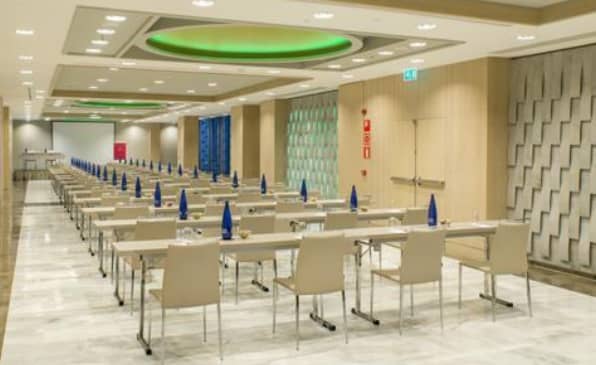 Corporate meeting room with blue table settings at HOTEL NH EUROBUILDING for conferences.