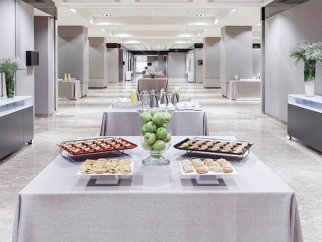 Elegant meeting space at Novotel Center with refreshments for corporate events.