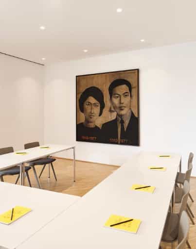 Modern meeting room at Lendhotel with artwork, perfect for creative events and collaboration.