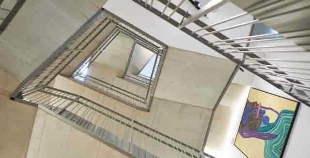 Modern staircase with metal railings at Lendhotel, perfect for networking events.