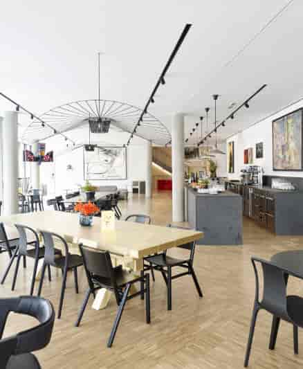 Modern event space at Lendhotel with stylish dining area, ideal for meetings and gatherings.