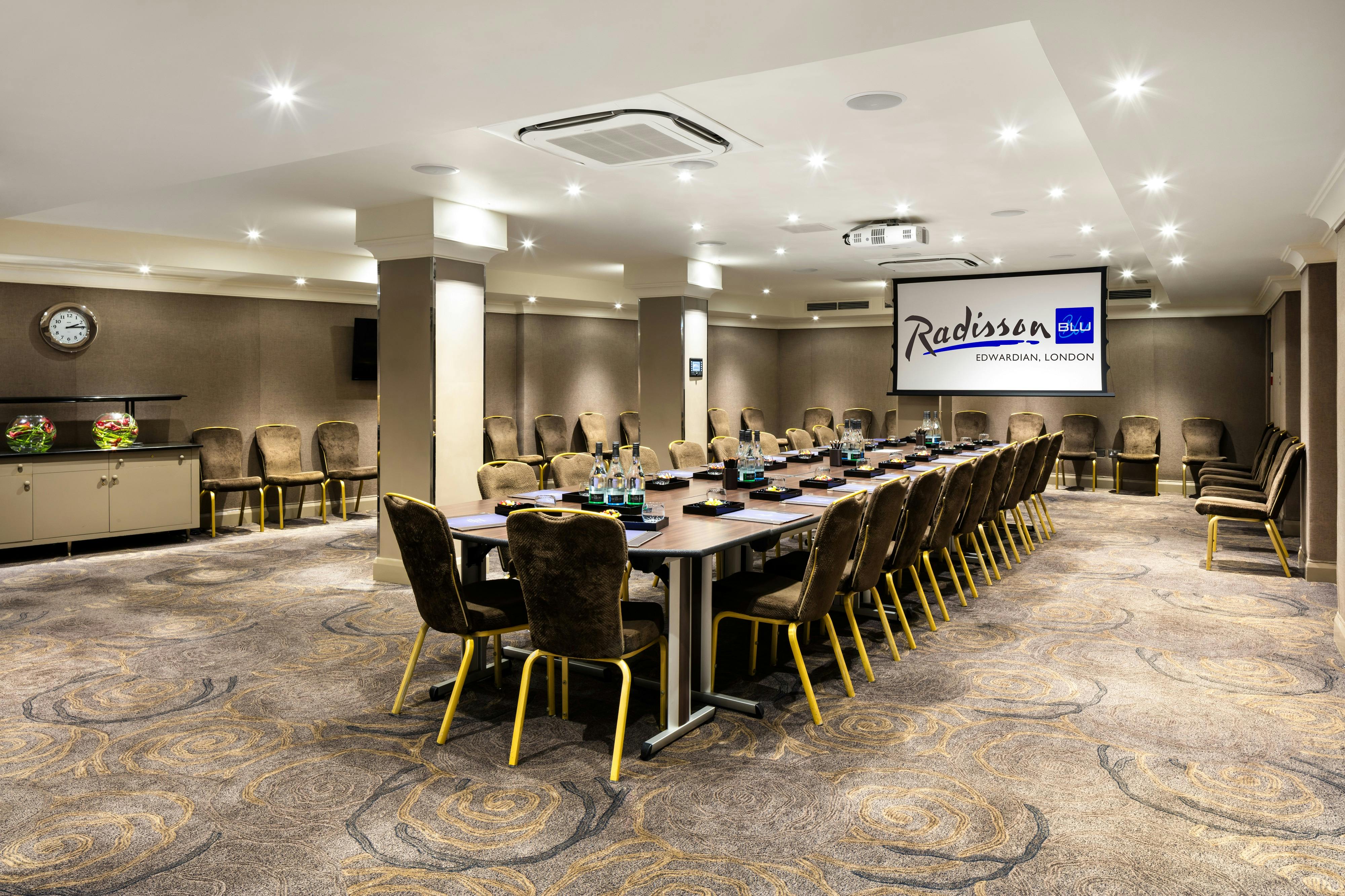 Private Room 12 at Radisson Blu, London: modern meeting space for corporate events.