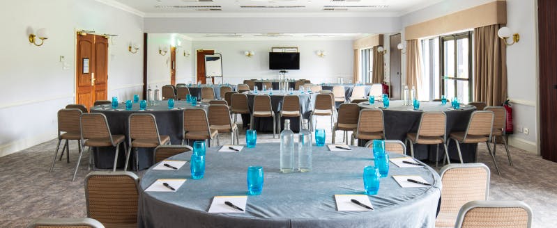 Oxford Suite at voco™ Oxford Thames Hotel, elegant meeting room with modern AV setup.