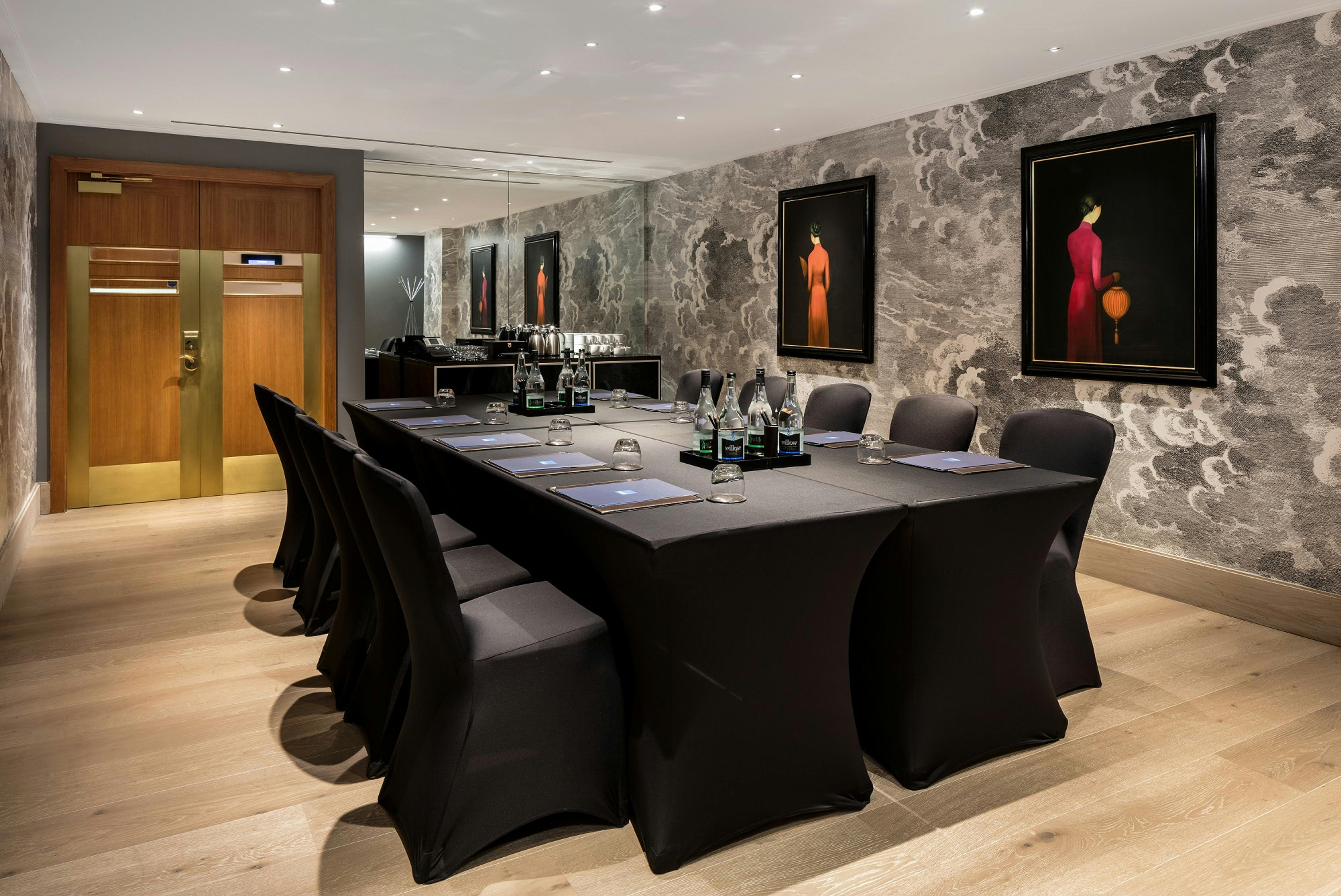 Private Suite 2 at Radisson Blu London: modern meeting room with elegant black tablecloths.