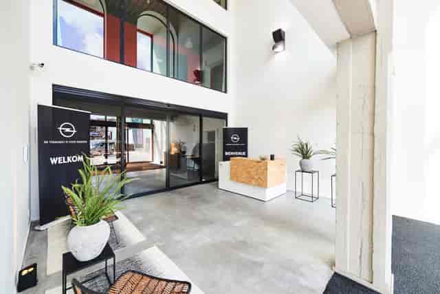 Modern lobby at Quartier Papier, ideal for meetings and events with natural light.